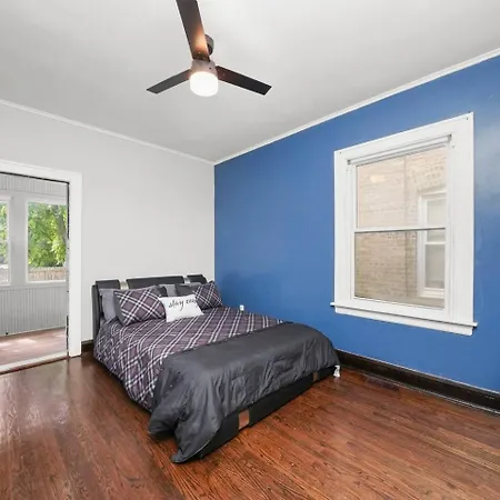 Gorgeous 5 Bedroom Gem With Games Holiday home Chicago