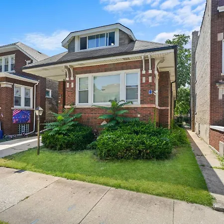 Gorgeous 5 Bedroom Gem With Games Holiday home Chicago