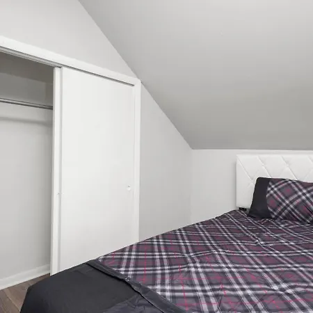 Gorgeous 5 Bedroom Gem With Games Holiday home Chicago