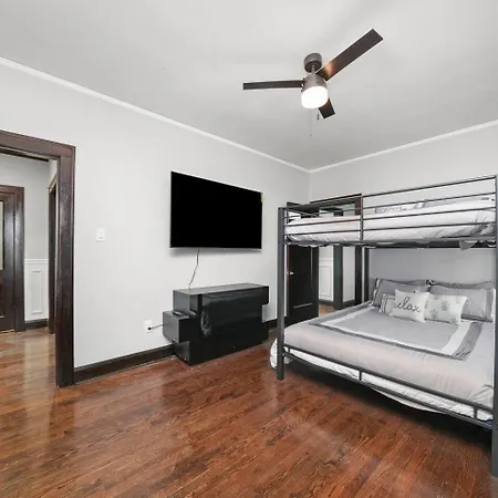 Holiday home Gorgeous 5 Bedroom Gem With Games