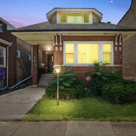 Gorgeous 5 Bedroom Gem With Games Holiday home Chicago