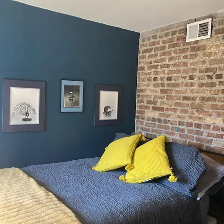 Private Bedroom With Shared Bath *