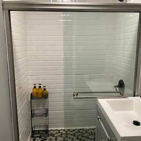Spacious 1-bedroom Unit In Lincoln Park Apartment *