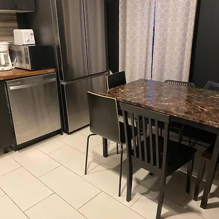 Spacious 1-bedroom Unit In Lincoln Park Apartment *
