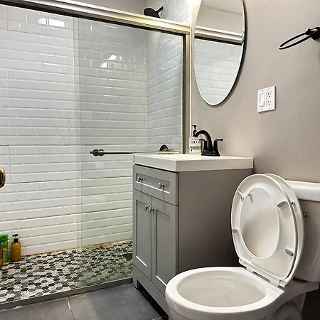 Spacious 1-bedroom Unit In Lincoln Park Apartment *