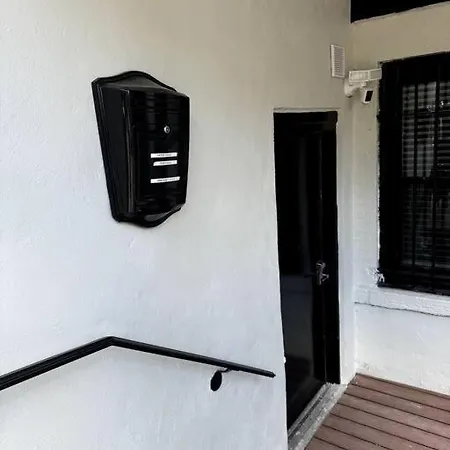 Apartment Spacious 2 Bedroom Unit With 1 Parking Spot, Close By The The Lake