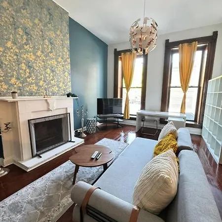 Spacious 2 Bedroom Unit With 1 Parking Spot, Close By The The Lake Chicago