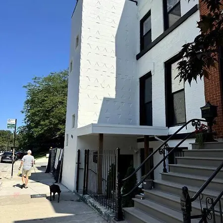 Spacious 2 Bedroom Unit With 1 Parking Spot, Close By The The Lake Apartment