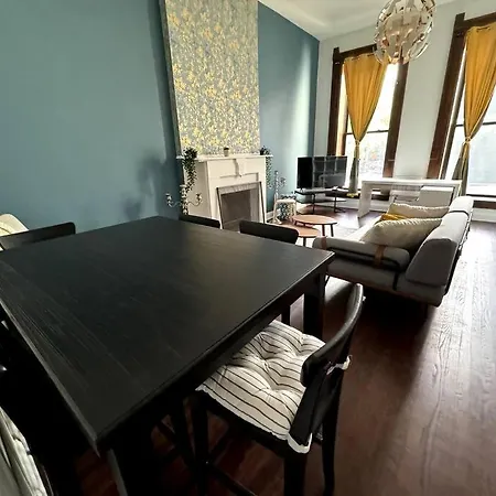 Spacious 2 Bedroom Unit With 1 Parking Spot, Close By The The Lake Apartment *