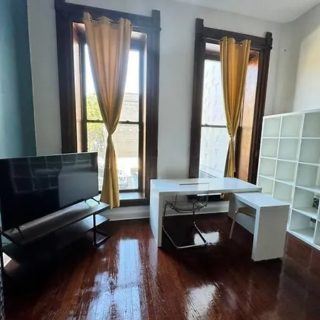 Apartment Spacious 2 Bedroom Unit With 1 Parking Spot, Close By The The Lake *