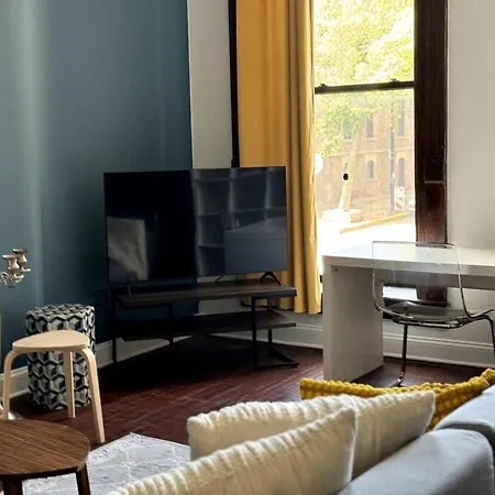Apartment Spacious 2 Bedroom Unit With 1 Parking Spot, Close By The The Lake Chicago