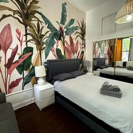 Spacious 2 Bedroom Unit With 1 Parking Spot, Close By The The Lake Apartment