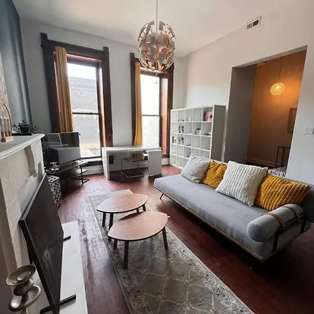 Apartment Spacious 2 Bedroom Unit With 1 Parking Spot, Close By The The Lake *