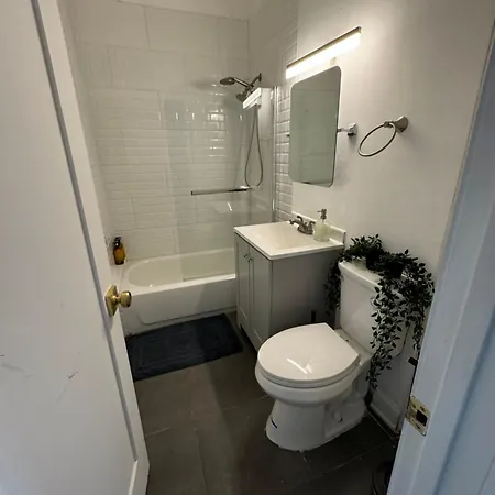 Spacious 2 Bedroom Unit With 1 Parking Spot, Close By The The Lake Apartment Chicago