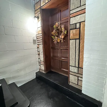 Apartment Spacious 2 Bedroom Unit With 1 Parking Spot, Close By The The Lake *