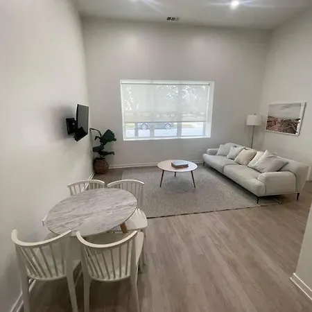 Flexible Choices & Modern Amenities ! Chicago