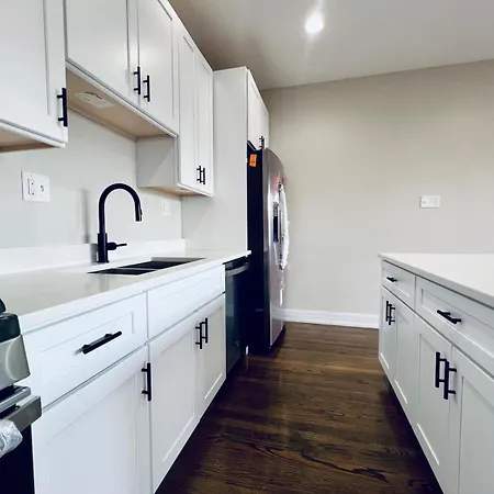 Harmony Near The Lake In Stylish 3 Bed 2 Bath Apartment *