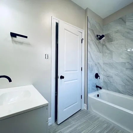 Harmony Near The Lake In Stylish 3 Bed 2 Bath *