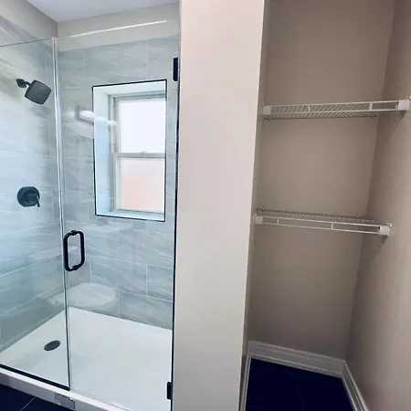 Harmony Near The Lake In Stylish 3 Bed 2 Bath Apartment *