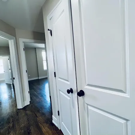 Harmony Near The Lake In Stylish 3 Bed 2 Bath Apartment