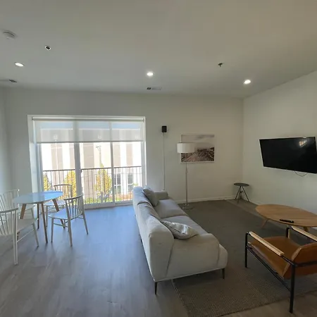 Guest house Modern Shared Near Downtown Chicago, Flexible Options And Shared Amenities