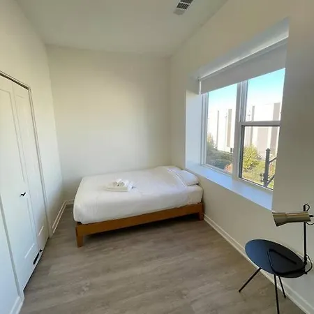 Luxurious 4 Bedroom Retreat In The Heart Of Chicago's Vibrant Downtown Apartment *