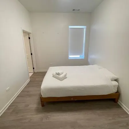 Luxurious 4 Bedroom Retreat In The Heart Of Chicago's Vibrant Downtown Apartment *
