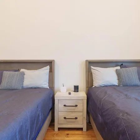 Prime Wicker Park Close To Shops & Dining Apartment