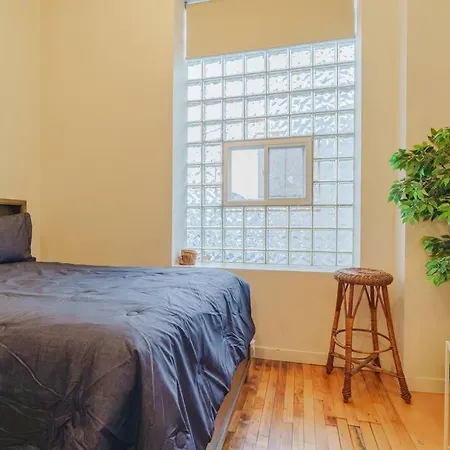 Prime Wicker Park Close To Shops & Dining Apartment