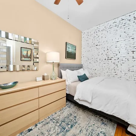 Apartment 2f Chicago's Little Italy Near West Loop & Downtown Chicago