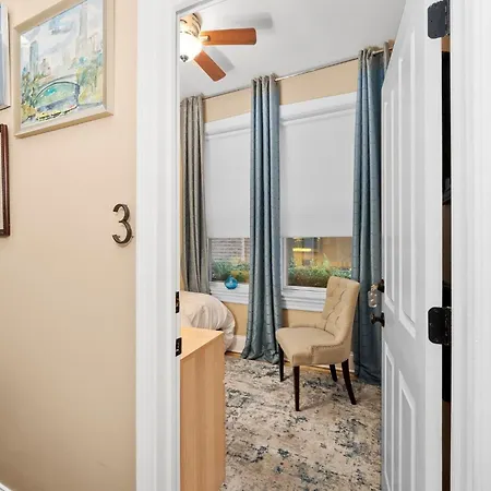 Apartment 2f Chicago's Little Italy Near West Loop & Downtown *