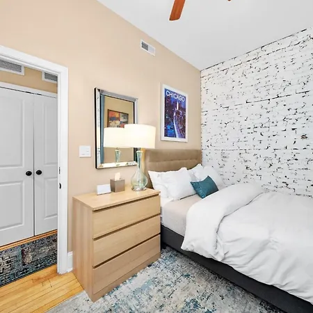 Apartment 2f Chicago's Little Italy Near West Loop & Downtown Chicago