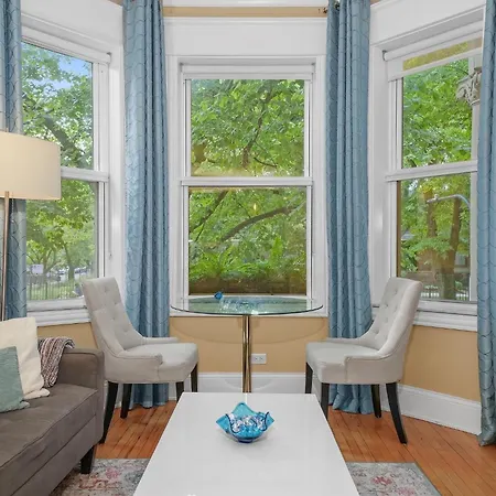 2f Chicago's Little Italy Near West Loop & Downtown *