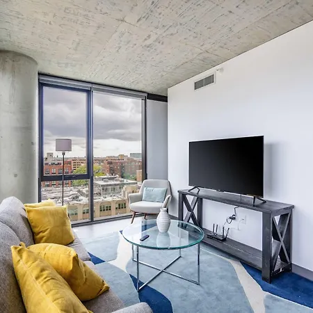 Apartment Freshly Minted 2br - Elegance & Comfort In *