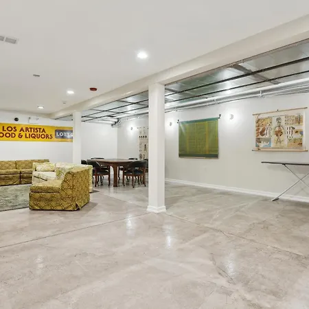 Logan Square Sro Hotel 2*