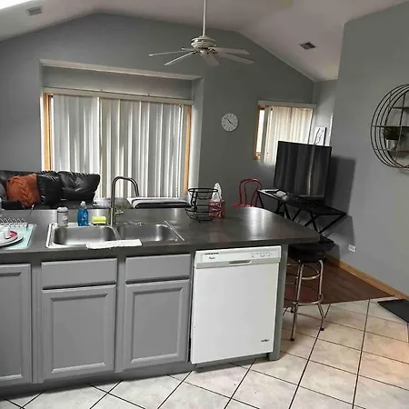 3br 2ba Near Rush Hospital Apartment