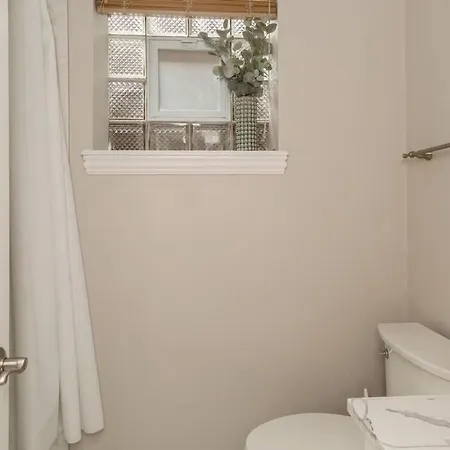 Modern Comfort In Tri-taylor Apartment Chicago