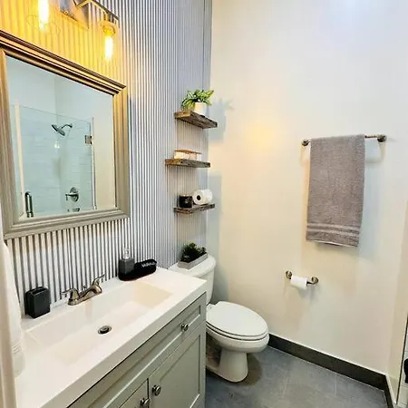Chic Safari Haven - 2 Bd\2 Ba - Sleeps 8