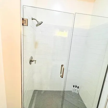 Chic Safari Haven - 2 Bd\2 Ba - Sleeps 8 Apartment