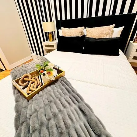 Chic Safari Haven - 2 Bd\2 Ba - Sleeps 8