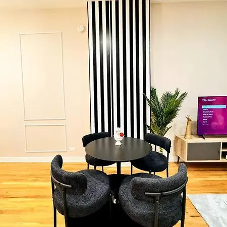 Chic Safari Haven - 2 Bd\2 Ba - Sleeps 8 *