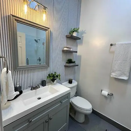 Chic Safari Haven - 2 Bd\2 Ba - Sleeps 8