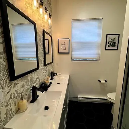 Chic Safari Haven - 2 Bd\2 Ba - Sleeps 8 Apartment