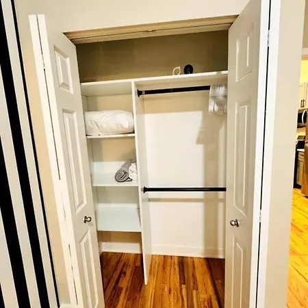 Chic Safari Haven - 2 Bd\2 Ba - Sleeps 8 Apartment Chicago
