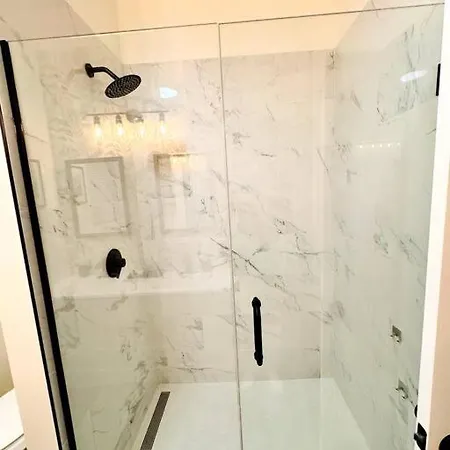Chic Safari Haven - 2 Bd\2 Ba - Sleeps 8 * Chicago