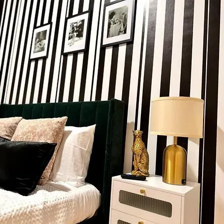 Chic Safari Haven - 2 Bd\2 Ba - Sleeps 8 Apartment Chicago