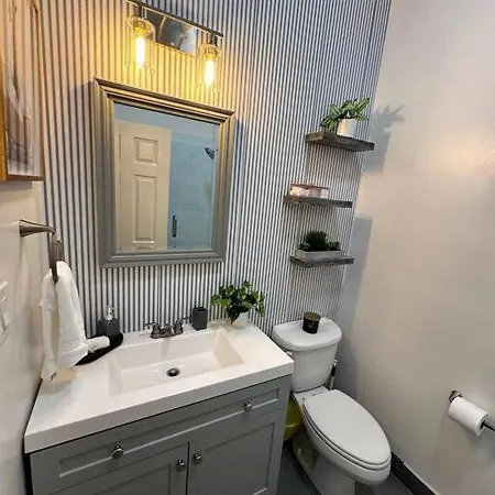 Chic Safari Haven - 2 Bd\2 Ba - Sleeps 8
