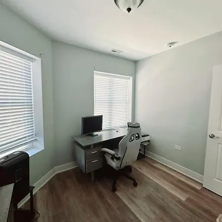 Cozy & Near Downtown & Hyde Park Apartment *