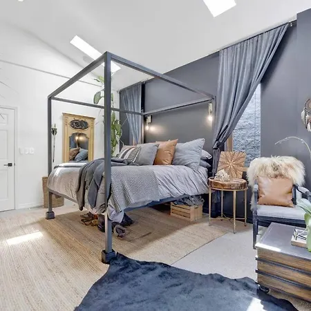 Designer Smart Home Chicago Holiday home *