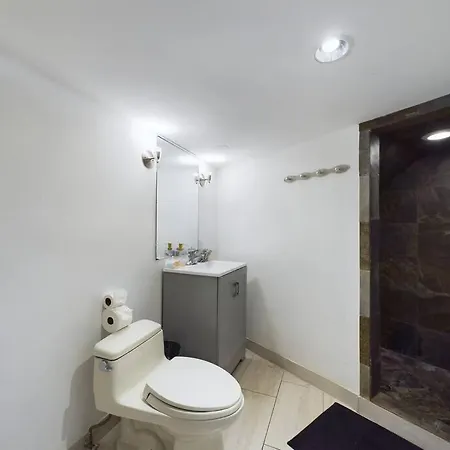 Hot Tub Haven With Private Garage Apartment *